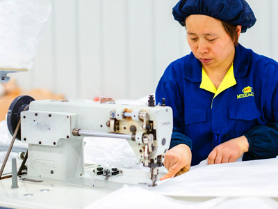 小型工業用ミシンでのフレコンバッグ縫製の様子参考写真