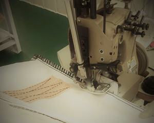 オーバーロックミシンでのフレコンバッグ縫製の様子参考写真