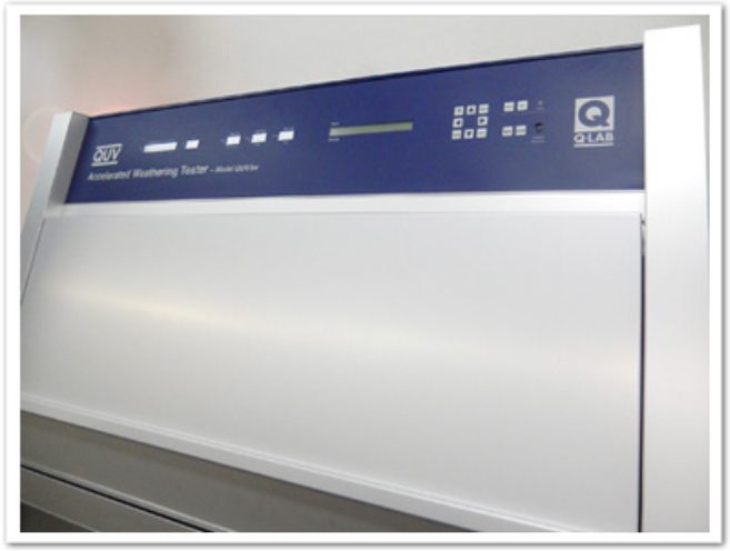 QUV紫外線蛍光ランプ式促進耐候性試験機外観